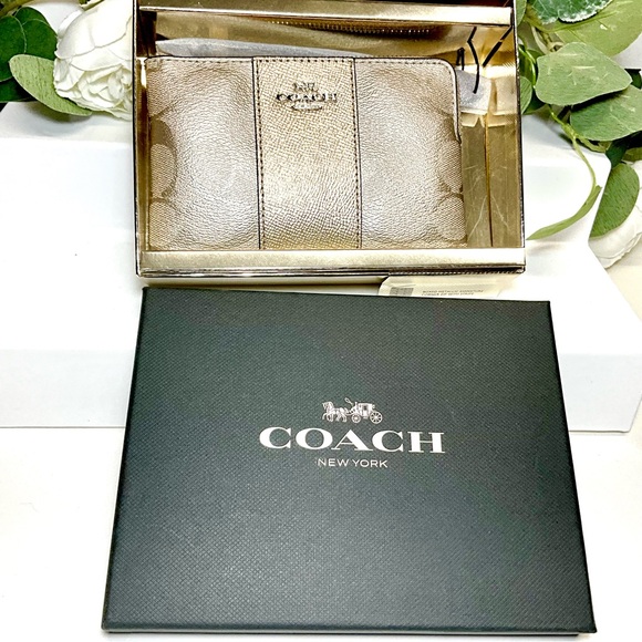 NEW COACH Boxed Corner Zip Wristlet in Signature Canvas with Stripe F38655 - Picture 2 of 5